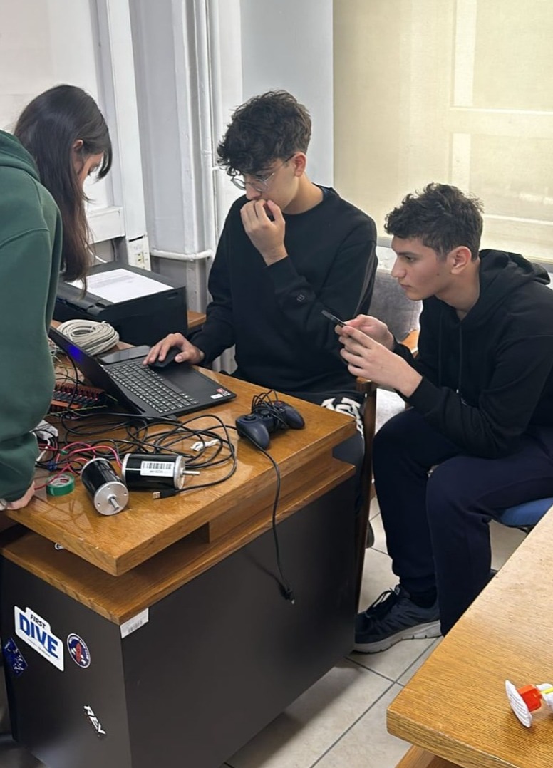 Team 9174 robotunun atölyedeki görünümü