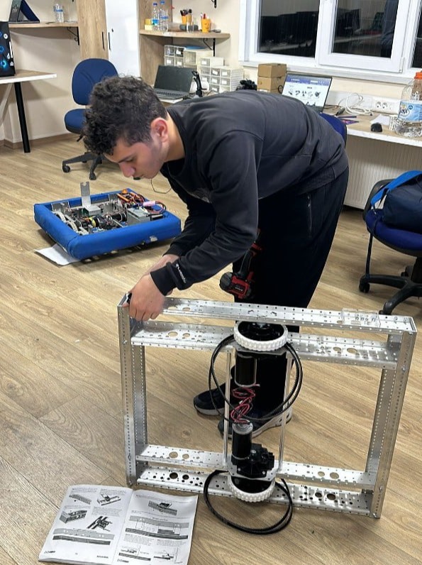 Robot üzerinde çalışan takım üyesi