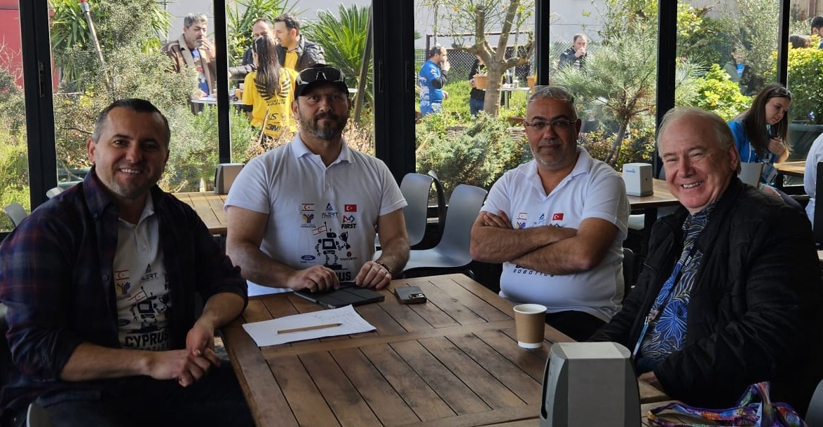 Team 9174 mentorları Marmara Regional'da Gary Burchard ile söyleşi sırasında