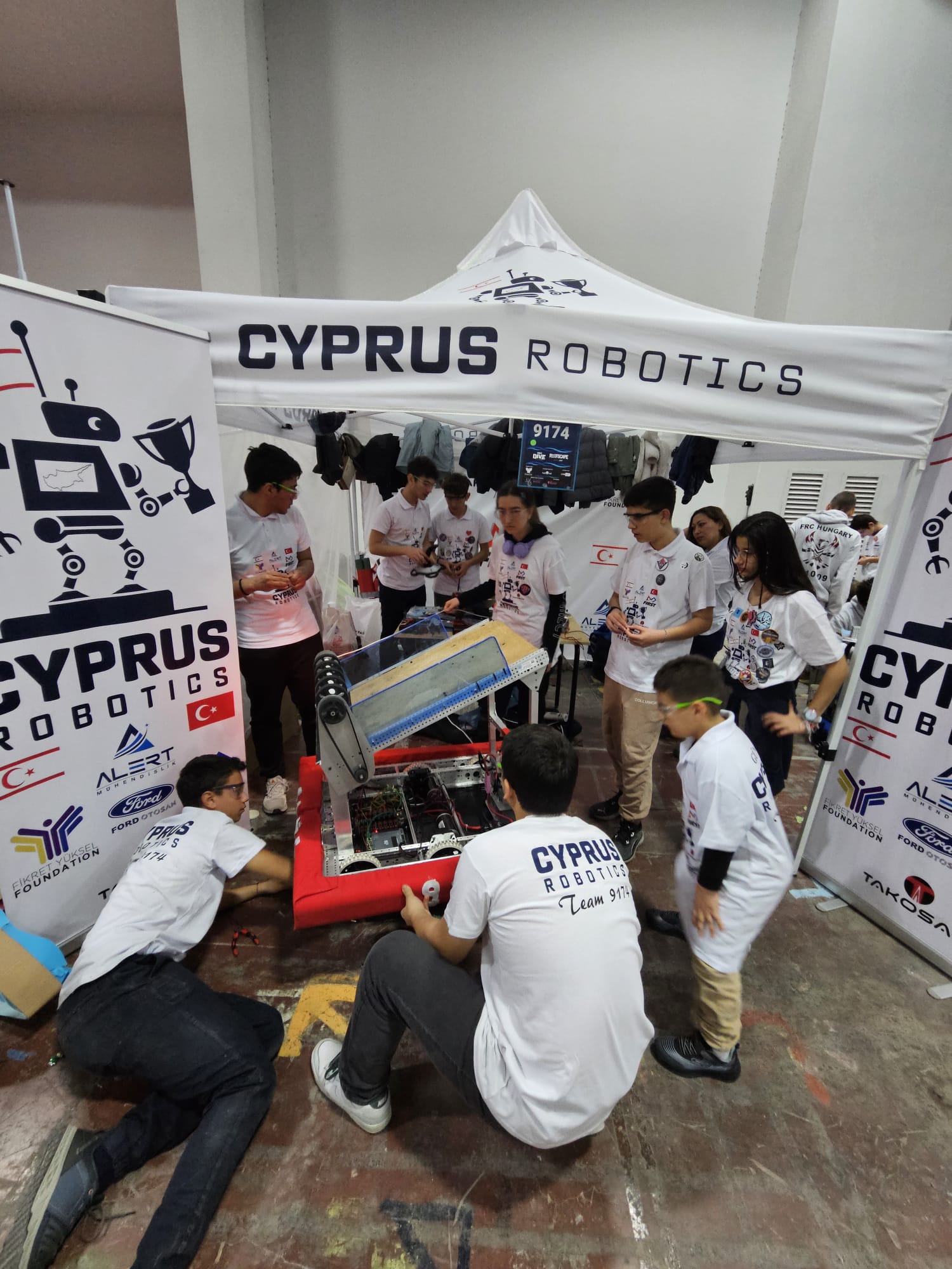 Team 9174 pit alanında robot üzerinde çalışıyor