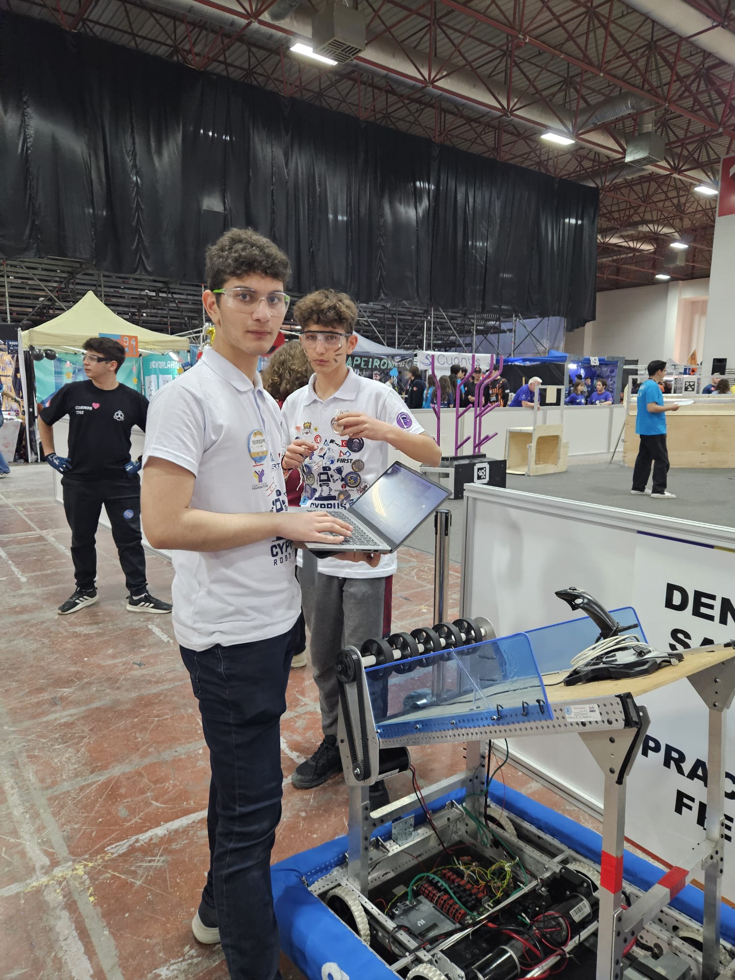 Team 9174 üyeleri robot yazılımını kontrol ediyor