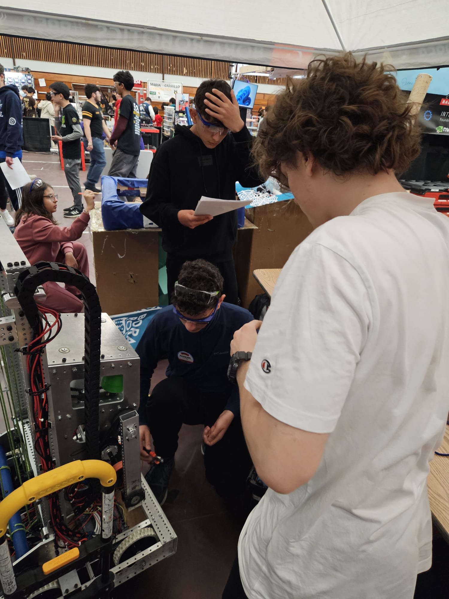 Pit alanında robot üzerinde ekip çalışması