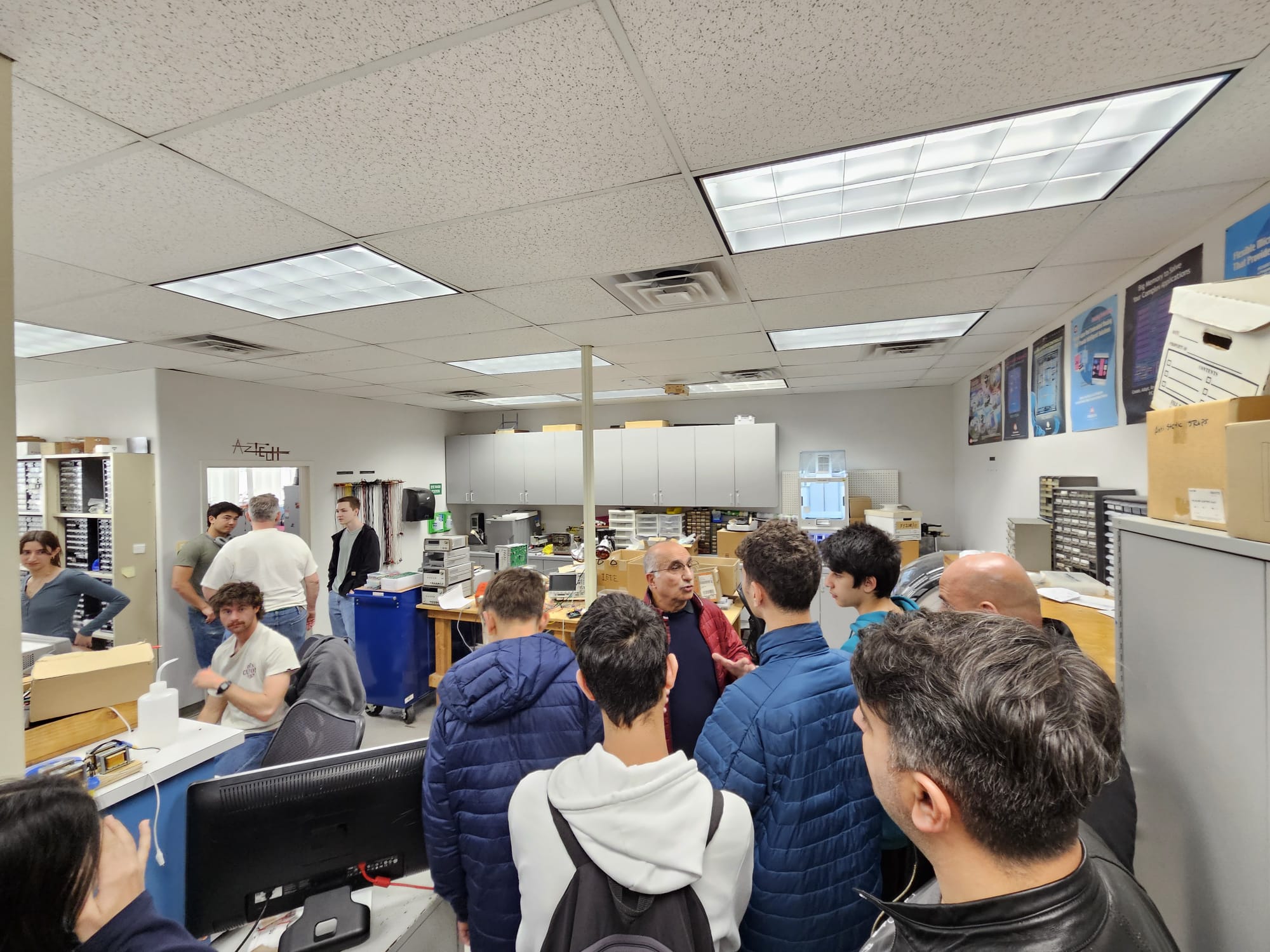 San Diego State University laboratuvarında Yusuf Öztürk öğrencilere bilgi veriyor
