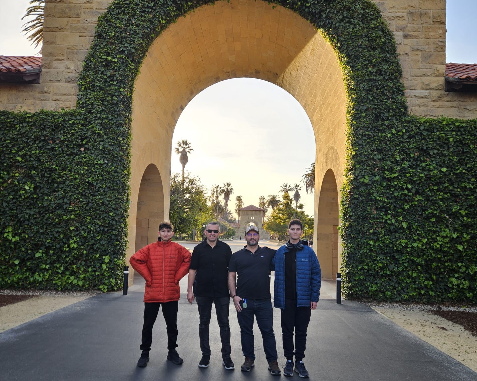 Team 9174 üyeleri Stanford University kampüsünde